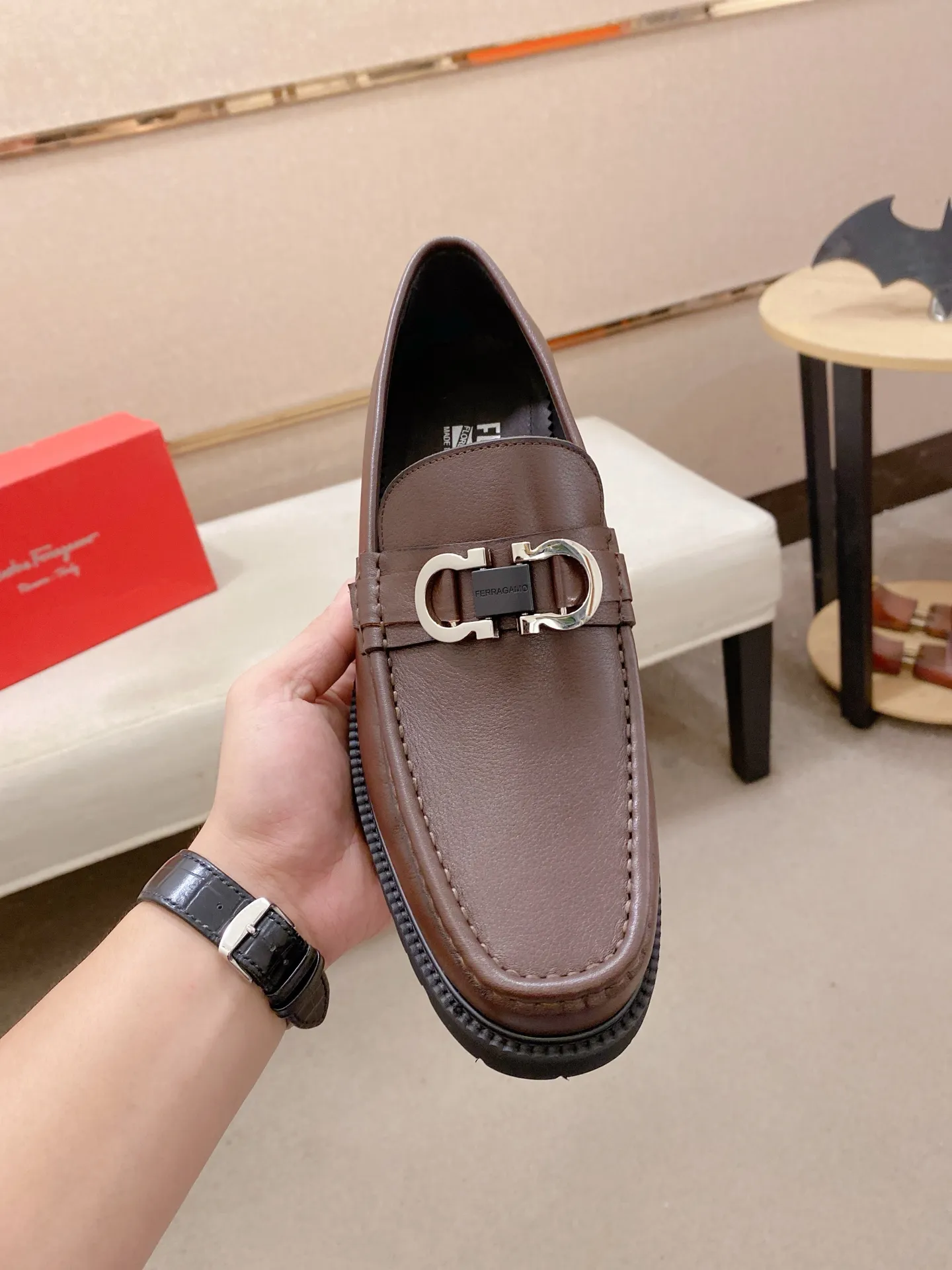 Men's shoes💰: 560💰 High version Ferragamo quality! 🆕🆕Exclusive hot-selling products in stock🔥🔥New products on the shelves, high-quality shoes, high-end driving shoes, with complete packaging! 💪 💪 Material: imported patented cowhide 🐂 + imported high-quality water-dyed cowhide lining + wear-resistant outsole 👍🏻👍🏻 Features: high-end and comfortable, purely handmade 🚀 🚀 Create the perfect shoes that suit you best 🔥 🔥 Size: (38-44) Can be customized 45 non-returnable!